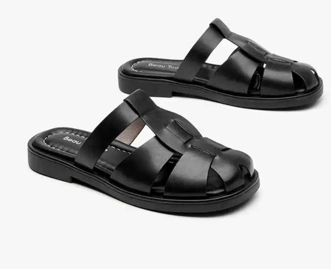 Claquettes Gladiator en cuir noir, talon ouvert et bout rond. Semelle intérieure en cuir. | SuzzaneMarket