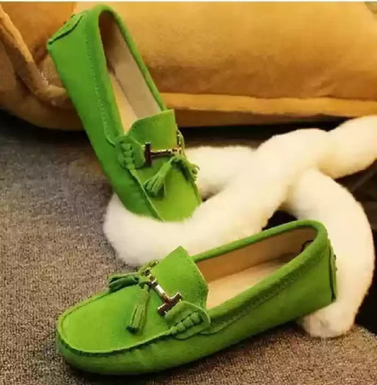 Loafers en Cuir Suède vert avec pompons et boucle dorée | SuzzaneMarket