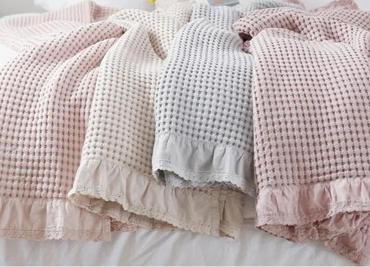 Plaid pic-nic en coton gaufré aux teintes douces de rose et gris, idéal pour plage et pique-nique |SuzzaneMarket