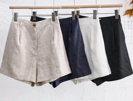Short en lin classique disponibles en quatre couleurs, avec pinces et poches latérales. |SuzzaneMarket