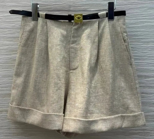 Short souple lin beige à pinces avec revers piqué, poches latérales, en 100% lin | SuzzaneMarket