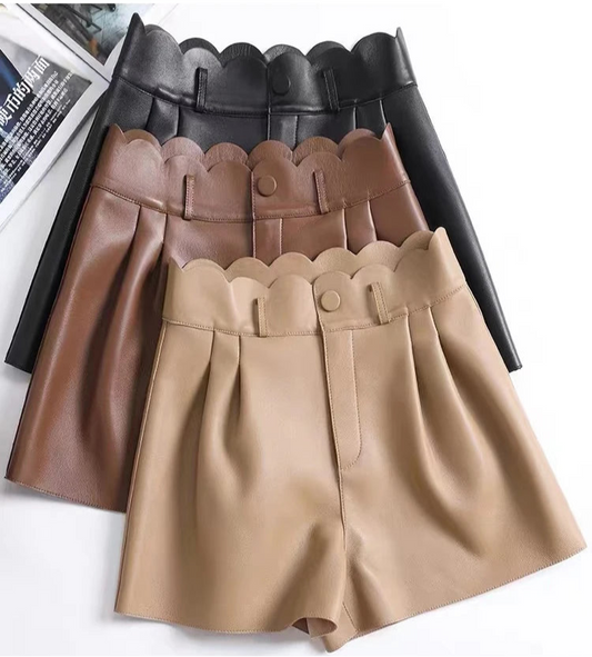 Shorts en cuir pleine peau en 3 couleurs avec ceinture festonnée et détails soignés | SuzzaneMarket