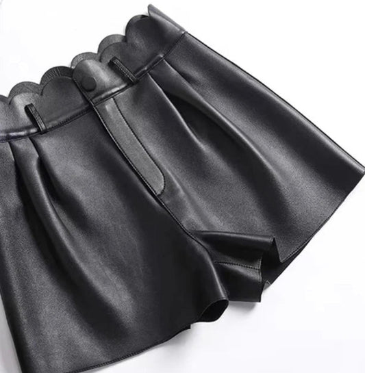 Short en cuir d'agneau pleine peau avec ceinture festonnée et fermeture zipper | SuzzaneMarket