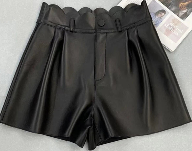 Short en cuir noire pleine peau avec découpe ceinture festonnée | SuzzaneMarket