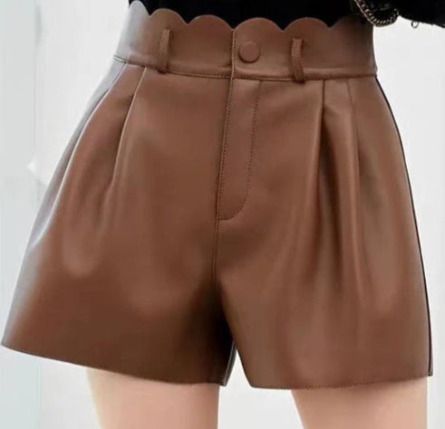 Short en cuir pleine peau marron avec ceinture festonnée, jambes larges, design élégant |SuzzaneMarket
