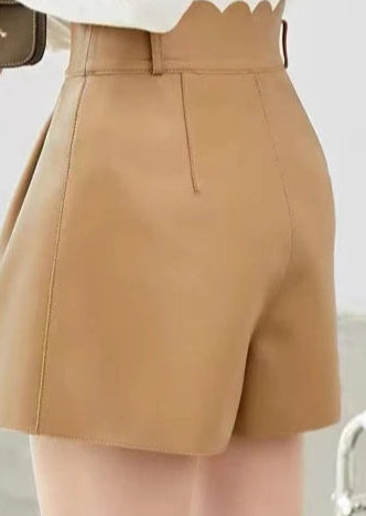 Short en cuir pleine peau beige avec coupe jambes larges et détail ceinture festonnée | SuzzaneMarket