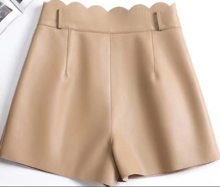 Short en cuir d'agneau pleine peau, coupe jambes larges, ceinture festonnée, couleur beige | SuzzaneMarket
