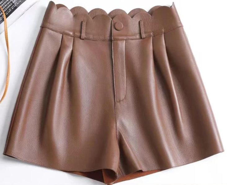 Short en cuir pleine peau marron avec taille festonnée et pinces | SuzzaneMarket