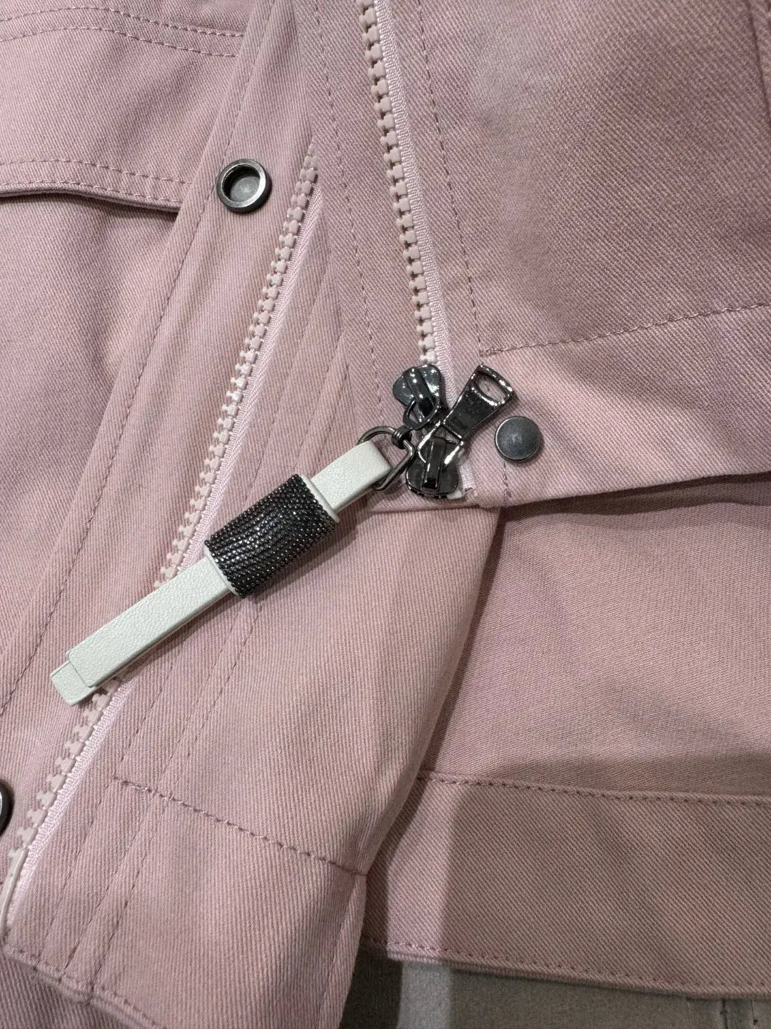 Close-up of the zipper detail on the FROGGY trench court jacket in pink. Stylish design features and durable material.|SuzzaneMarket