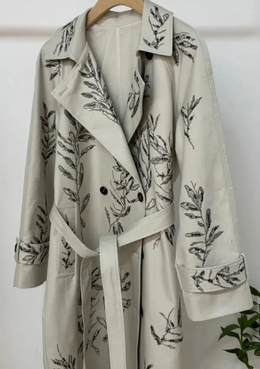 Trench mi-saison coton beige avec motifs brodés, coupe loose et cintre | SuzzaneMarket