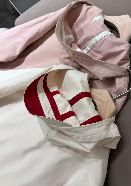 Trench court en coton déperlant, capuche à casquette, coloris rose et crème, résistant à la pluie | SuzzaneMarket