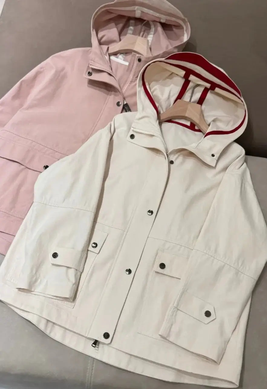 Trench court en coton déperlant, disponible en rose et blanc. Résistant à la pluie et avec capuche. | SuzzaneMarket