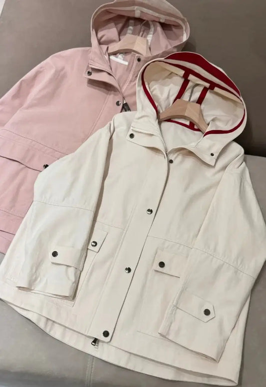 Trench court en coton déperlant, disponible en rose et blanc. Résistant à la pluie et avec capuche. | SuzzaneMarket