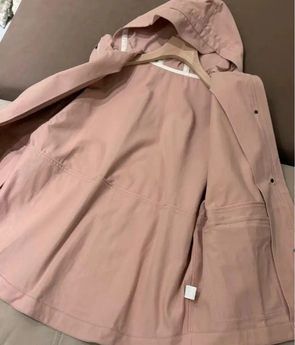 Interior view of the pink Trench Court Mi-Saison jacket with hood, showcasing ample space and pocket design | SuzzaneMarket