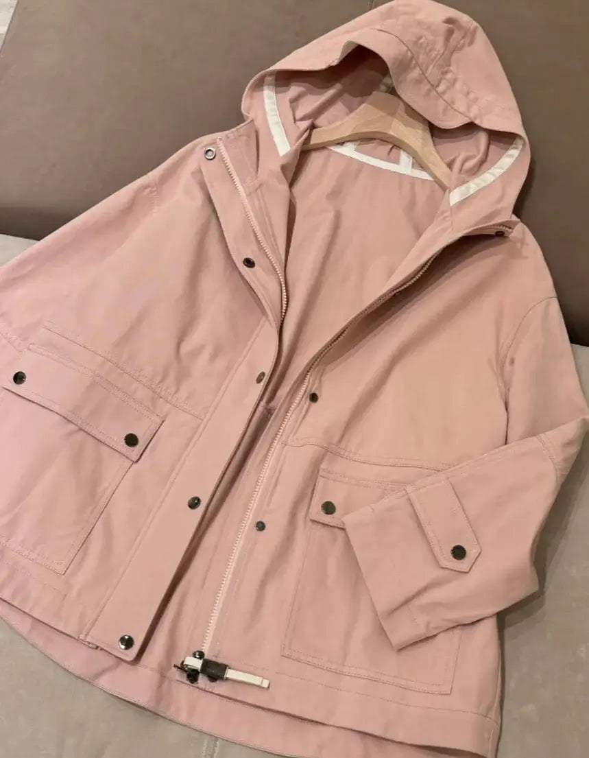 Trench court en coton déperlant de couleur rose avec capuche, fermeture double et poches | SuzzaneMarket