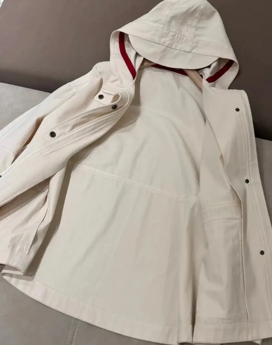 Trench court FROGGY en coton déperlant, capuche avec surpiqûres, couleur beige, résistant à la pluie | SuzzaneMarket.