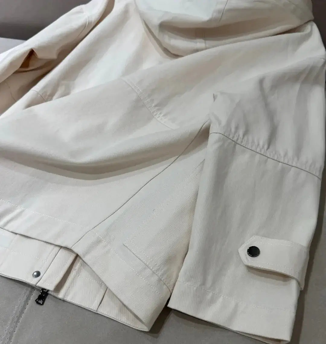 Trench court en coton déperlant avec capuche et fermeture, couleur beige | SuzzaneMarket