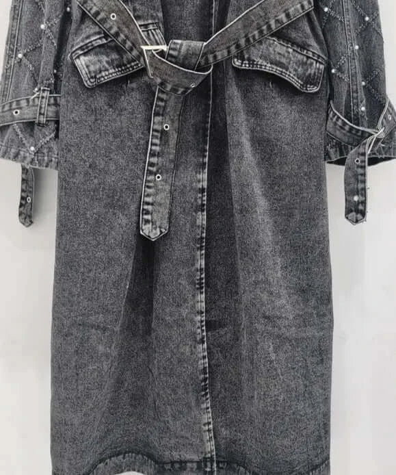 Trench long en jeans gris délavé avec broderies et ceinture nouée | SuzzaneMarket