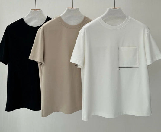 T-shirt Coton Classique en noir, beige et blanc avec détail de poche | SuzzaneMarket
