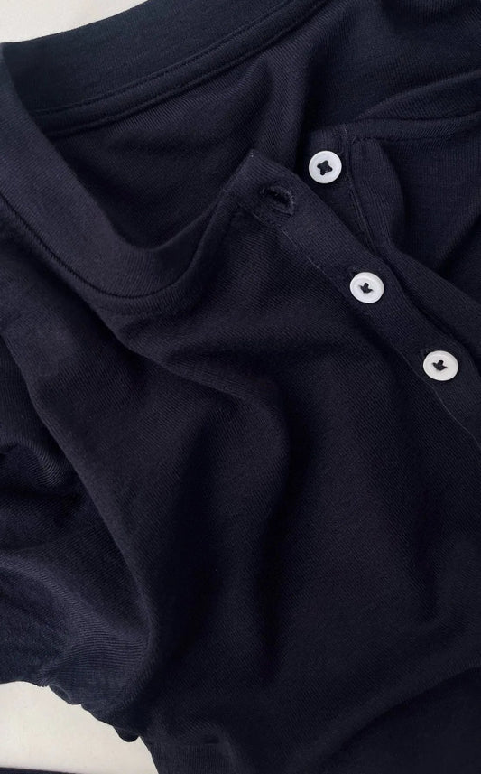 Noir T-shirt en jersey avec col tunisien et petits boutons | SuzzaneMarket