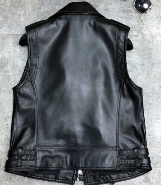 Veste biker en cuir pleine fleur, arrière, détails élégants, modèle croisé, disponible chez SuzzaneMarket.