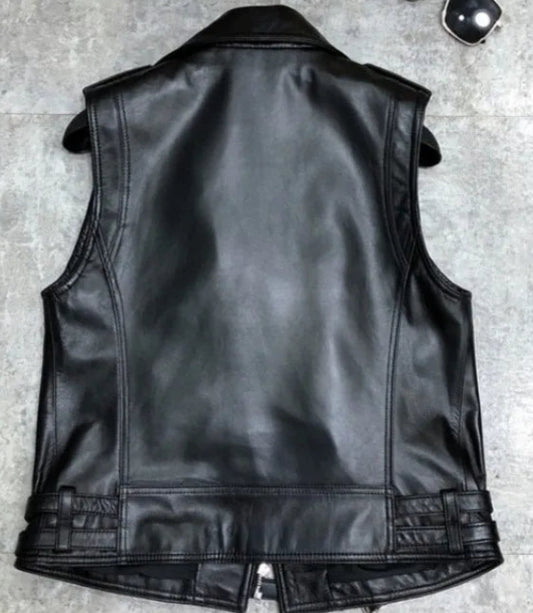 Veste biker en cuir pleine fleur, arrière, détails élégants, modèle croisé, disponible chez SuzzaneMarket.