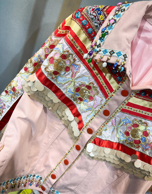 Detailed view of the Veste Patchwork Brodée -GIPSY- featuring colorful embroidery and sequins | SuzzaneMarket