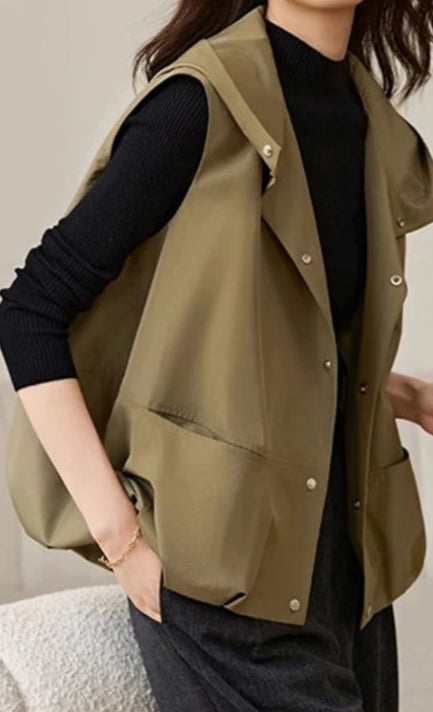 Veste coupe-vent sans manche olive avec capuche, poches, et fermeture pressions | SuzzaneMarket