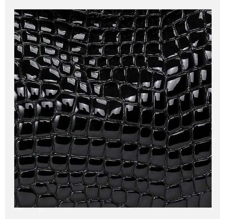 Crocodile embossed black leather texture of the Sac Tote Cuir Croco -ATHA- from SuzzaneMarket.