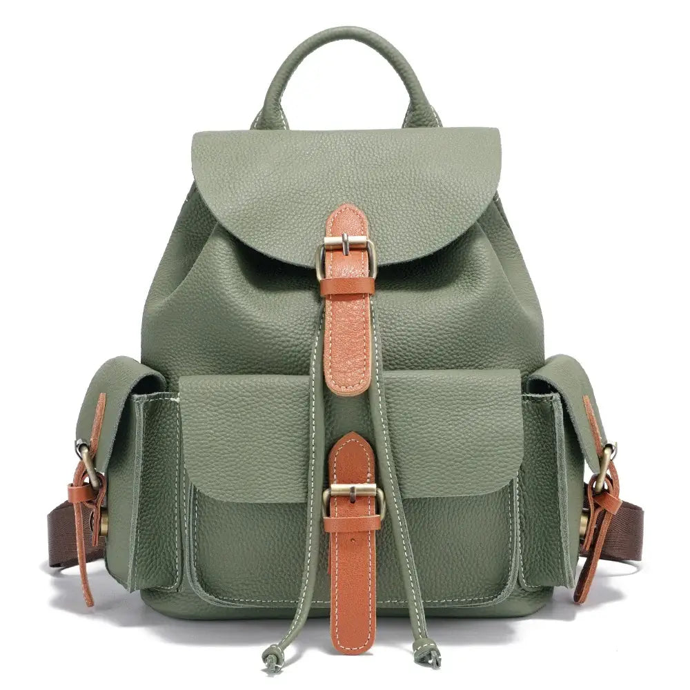 Sac à Dos Cuir Grainé CAMPER vert, style camping, poches extérieures, grande poche intérieure, disponible sur Suzzanemarket.
