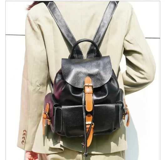 Sac à dos cuir grainé CAMPER noir porté, style sac de camping avec poches extérieures. Disponibilité Suzzanemarket.