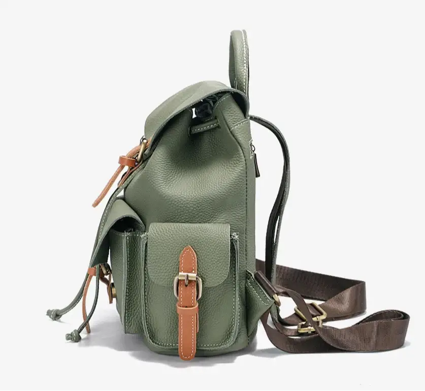 Sac à dos en cuir grainé vert, style camping, avec poches extérieures à clip, de CAMPER, disponible sur Suzzanemarket.