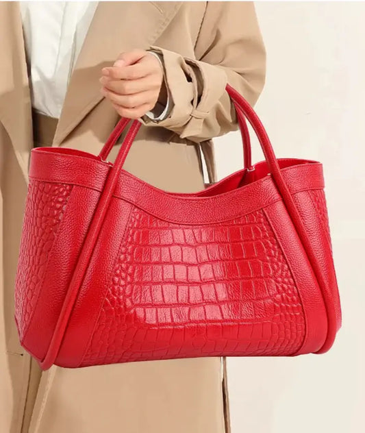 Grand Tote Cuir Croco rouge, sac cabas en cuir travaillé, double anse, poches intérieures. SuzzaneMarket.