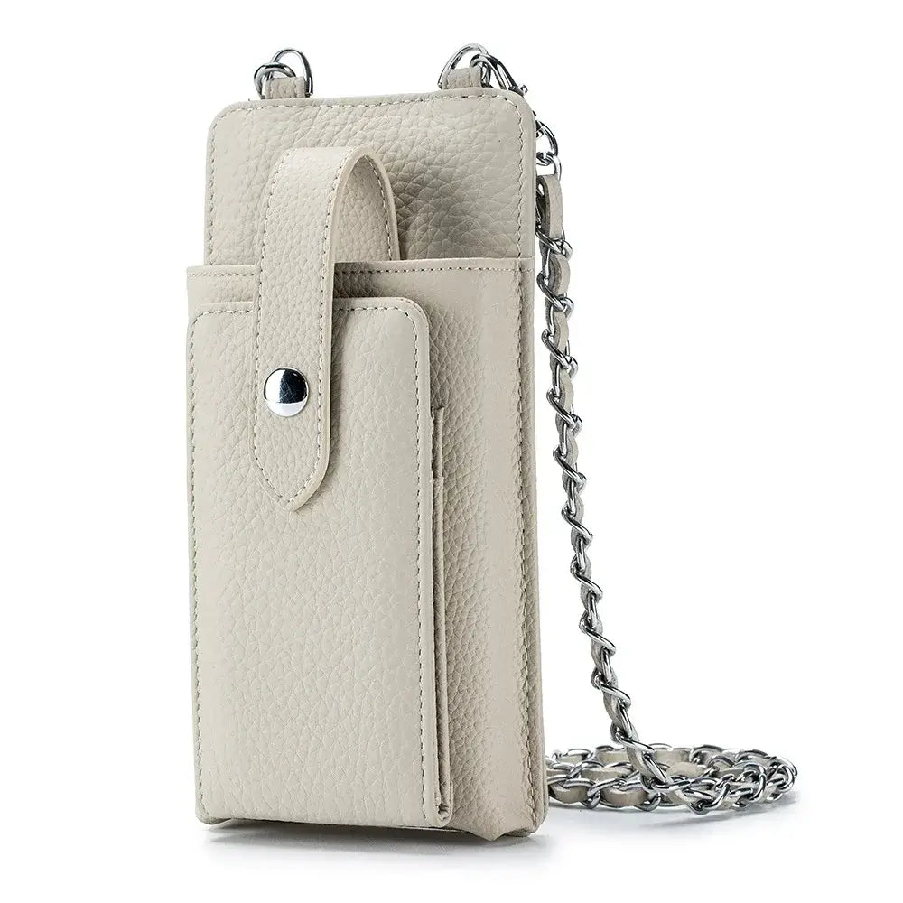 Pochette téléphone en cuir grainé beige avec poches et chaîne, pratique pour téléphone, cartes et argent.