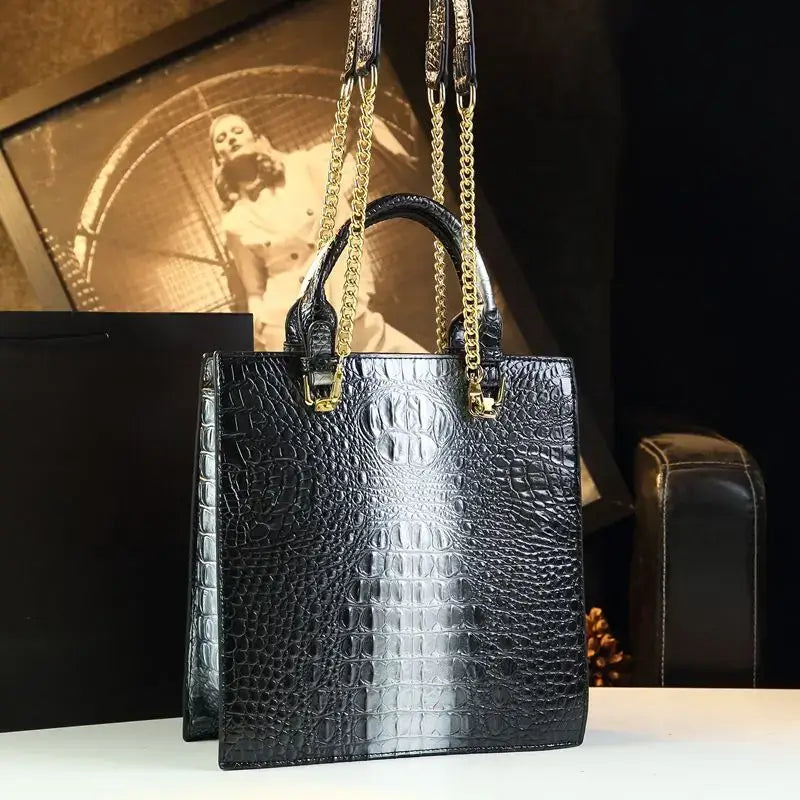 Sac Tote Cuir Croco Noir DOXIE - Style élégant avec anses en chaîne. Parfait pour toutes occasions. SuzzaneMarket.