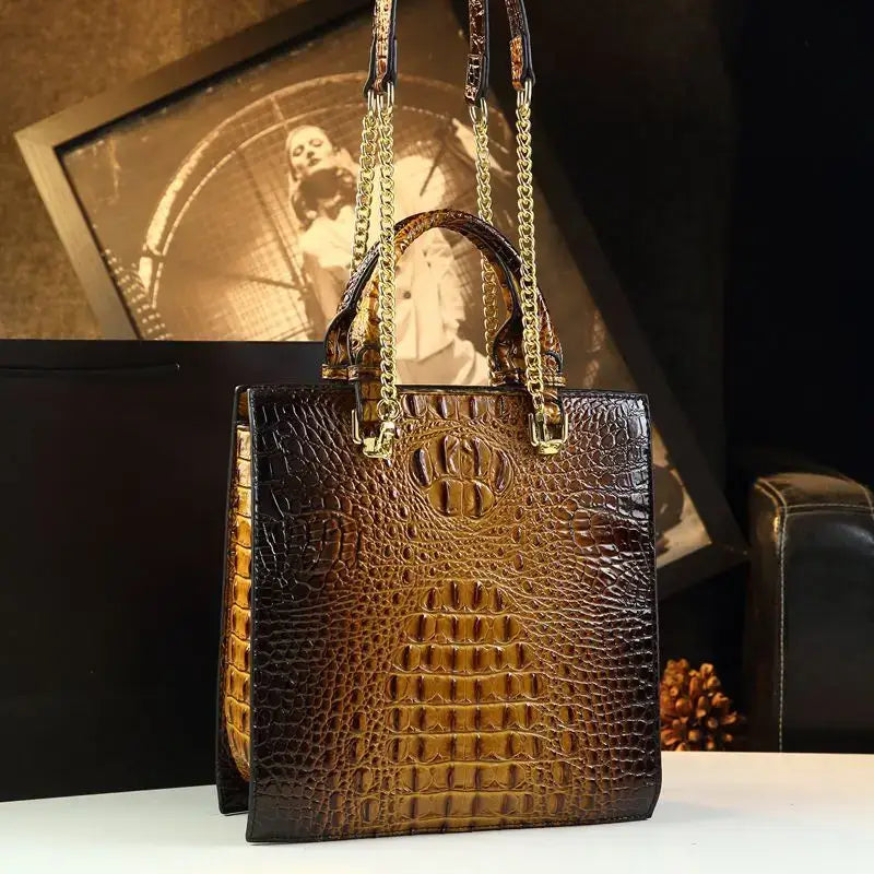 Sac Tote Cuir Croco DOXIE, sac rigide en cuir texturé, doublé, avec anse chaîne, disponible chez SuzzaneMarket.