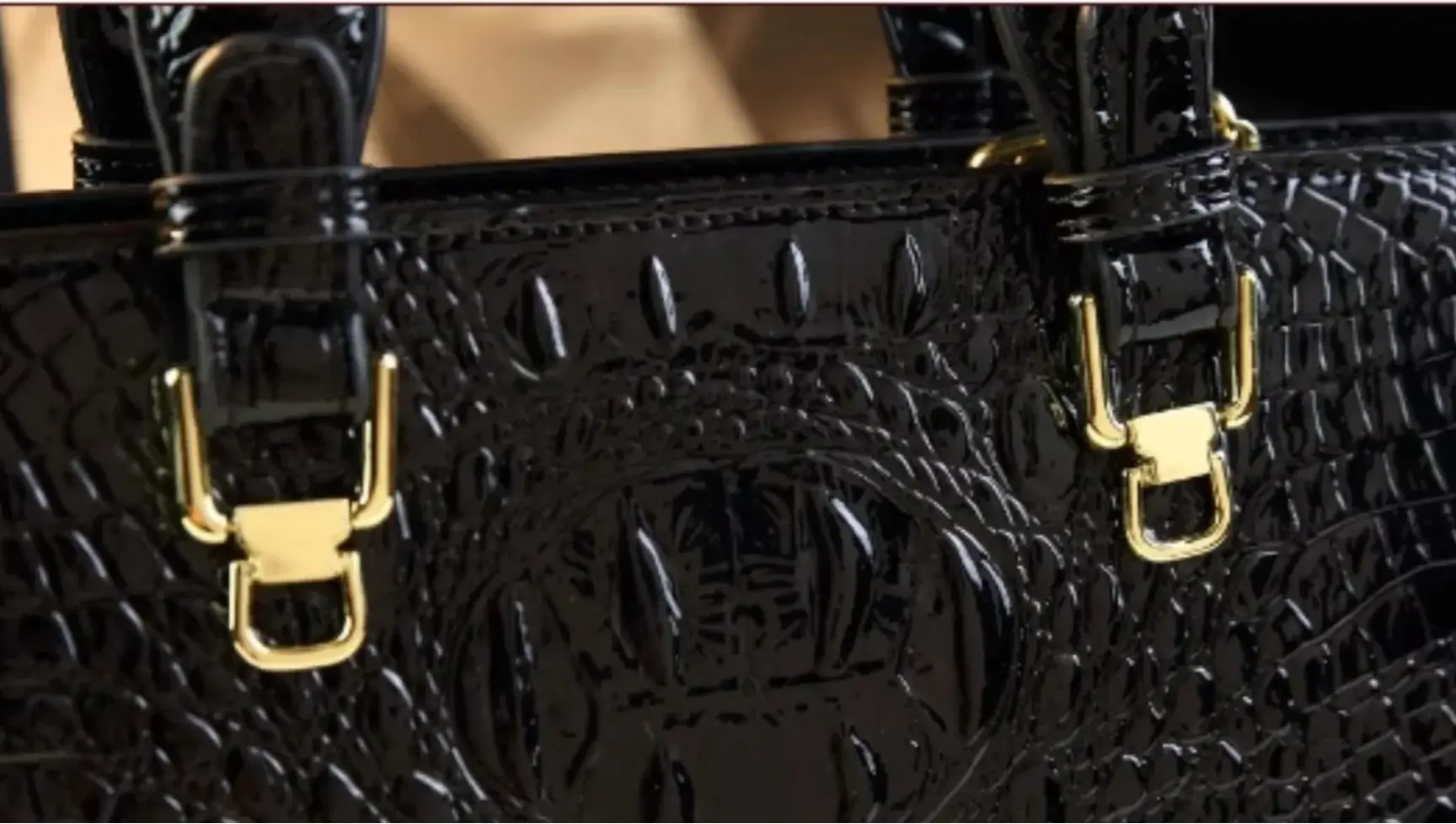 Sac Tote Cuir Croco noir, texture croco, détails en or, de SuzzaneMarket, fashion chic et élégance.