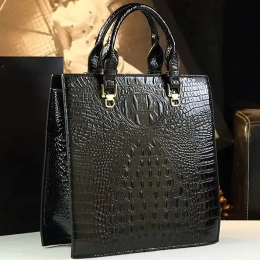 Sac Tote Cuir Croco en noir, double anse, intérieur doublé, plusieurs poches. Disponible sur SuzzaneMarket.