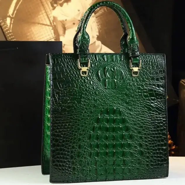 Sac Tote Cuir Croco vert avec double anse et bride d'épaule. Parfait pour tout style. SuzzaneMarket.