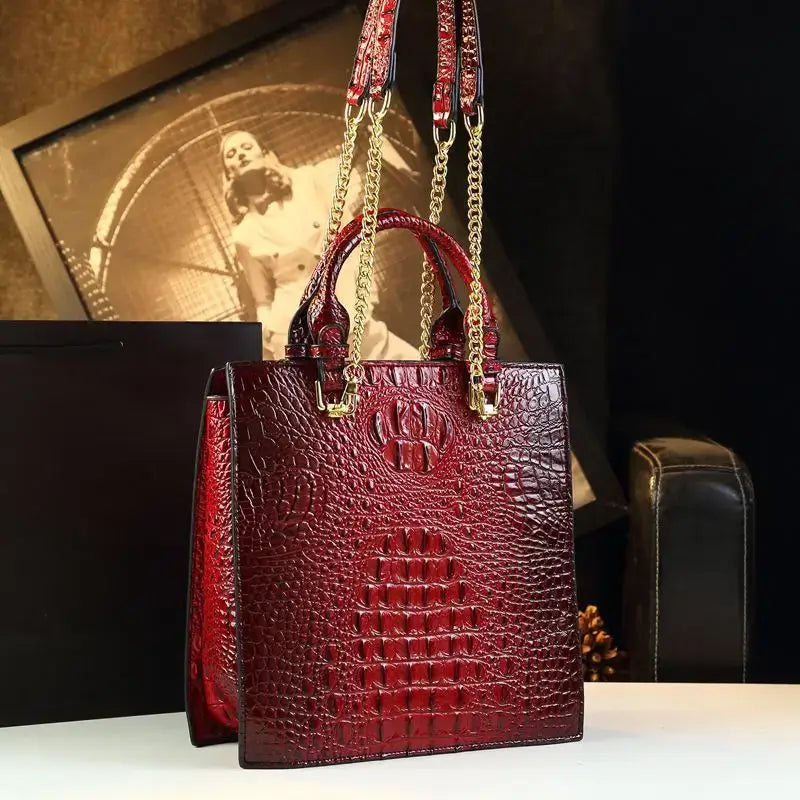 Sac Tote Cuir Croco rouge DOXIE avec double anse et bride d'épaule en chaîne. Disponible chez SuzzaneMarket.