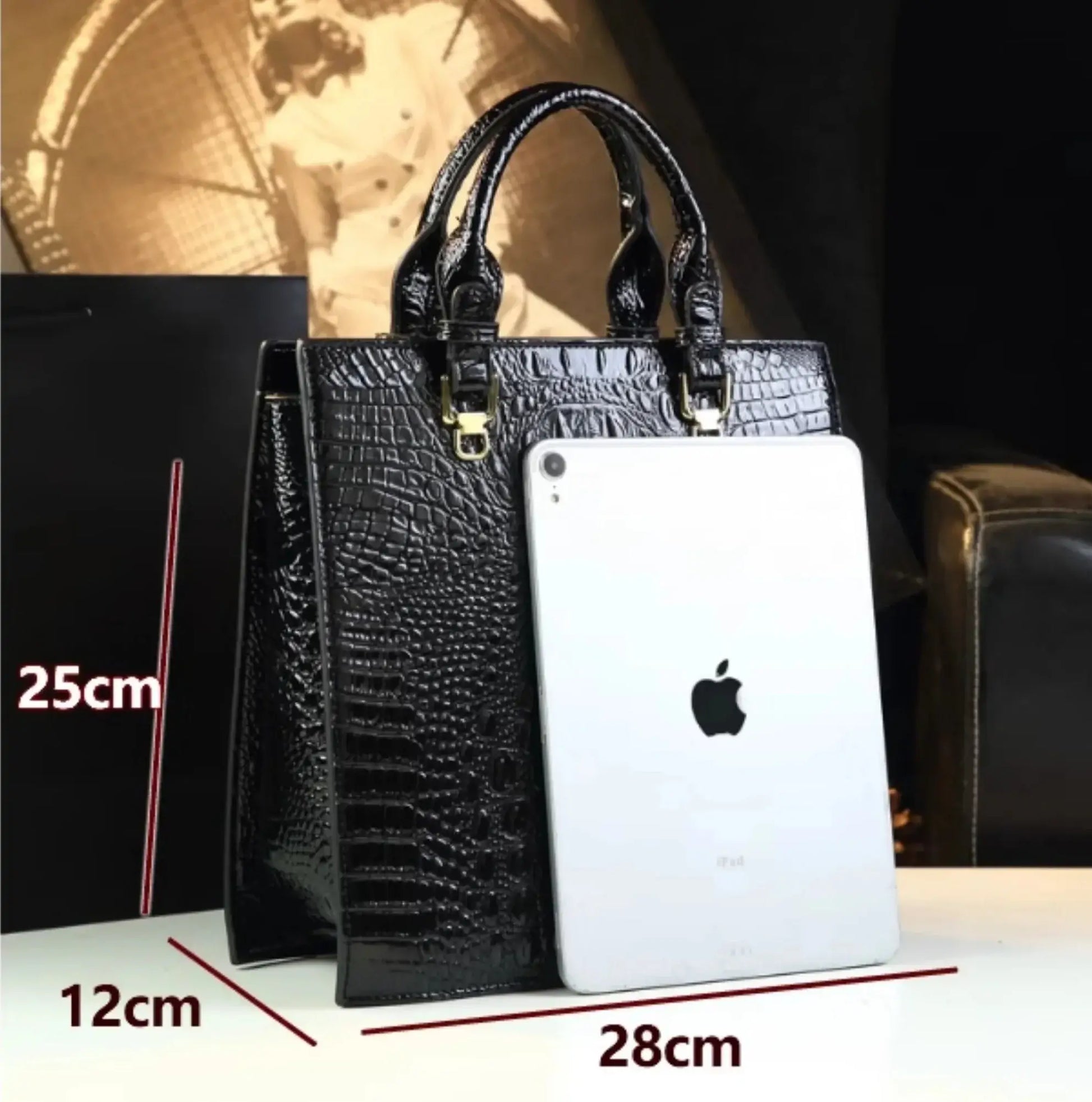 Sac Tote Cuir Croco DOXIE en noir, design rigide, cuir texturé, avec tablette, SuzzaneMarket.