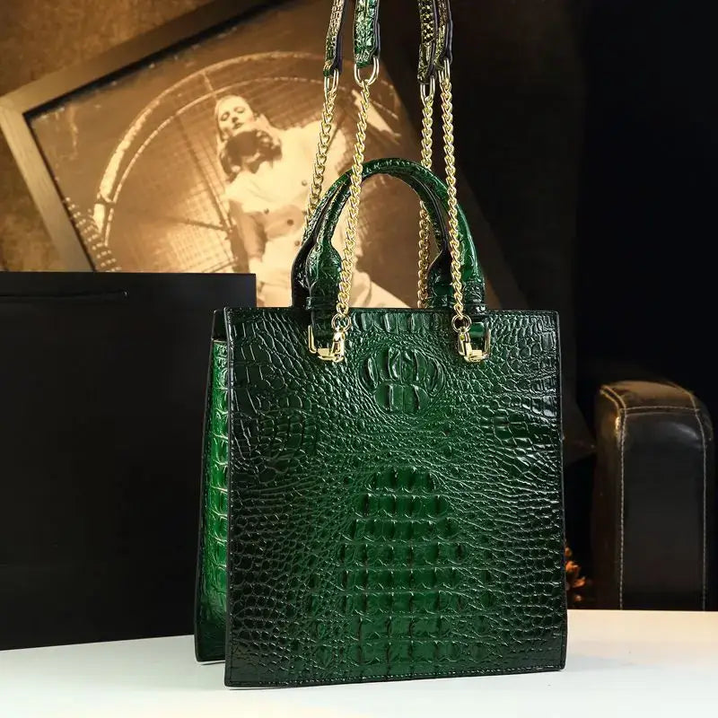 Sac Tote Cuir Croco vert, structure rigide, double anse, chaîne et cuir. Disponible chez SuzzaneMarket.