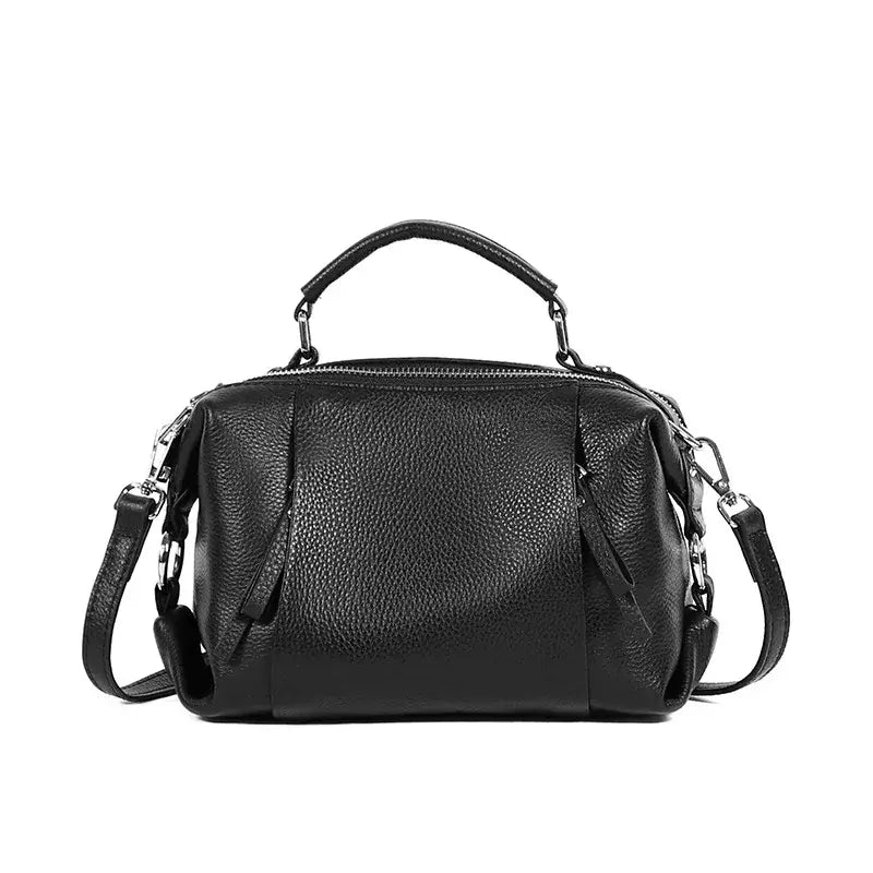 Sac Boston Cuir Grainé en noir avec double poche intérieure et petites poches extérieures, style élégant et pratique.