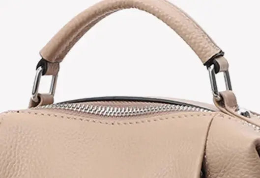Sac Boston Cuir Grainé de DESLE, vue détaillée du haut avec poignées et fermeture éclair en cuir beige.