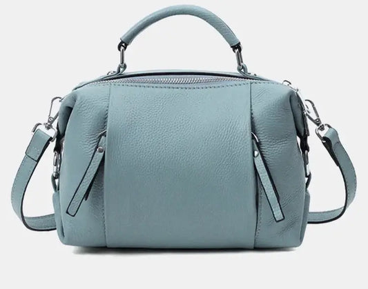 Sac Boston Cuir Grainé en vert, avec double poche intérieure et poches extérieures avant/arrière, design mi-souple.