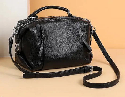 Sac Boston Cuir Grainé noir DESLE avec double poche intérieure et sangles réglables, idéal pour un style élégant.