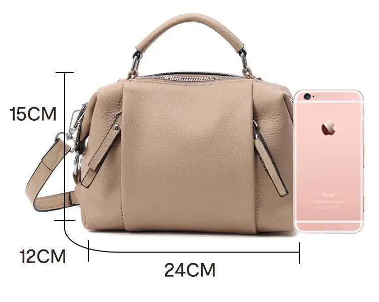 Sac Boston en cuir grainé avec dimensions 24x12x15 cm et smartphone pour échelle, disponible en 5 couleurs.