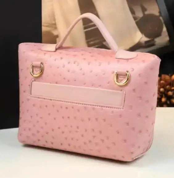 Sac rétro en cuir texturé autruche rose avec poignée, finition soignée, idéal pour un style girly - SuzzaneMarket.
