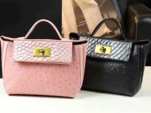Sac rétro cuir autruche GIRLY en rose et noir, finition soignée, disponible chez SuzzaneMarket.