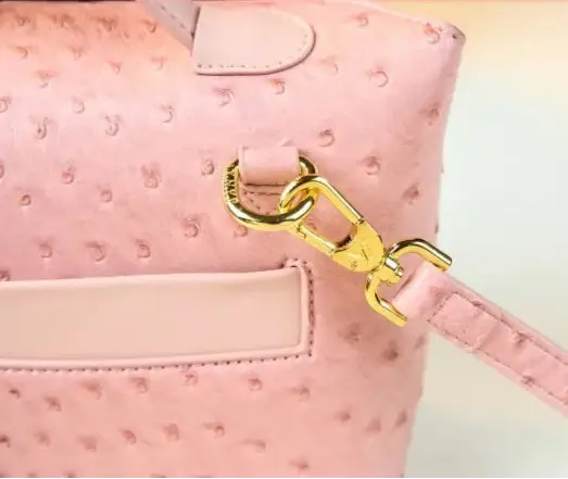 Petit sac rétro en cuir autruche rose avec fermeture dorée, élégant pour SuzzaneMarket.